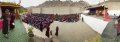 Obyvete vesnice Mulbekh byli sromážděni na školním náměstí a čekali na Dalajlámův proslov