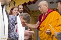 Všichni jsme nabídli Dalajlámovi bílou šálu s názvem Khatakh, kterou nám Dalajláma vrátil okolo našeho krku